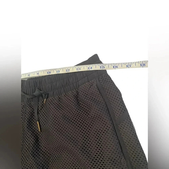 Lululemon Mesh On Mesh Short Black Shorts Sz 8 - Picture 9 of 11